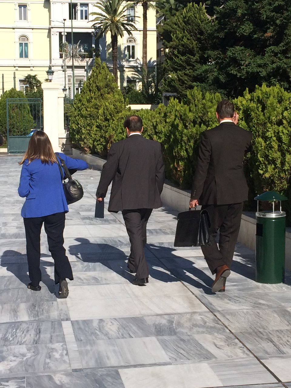 Σκασμένος ο Χαρδούβελης: Παράτησε το αυτοκίνητο και πήγε βόλτα με τα πόδια  [εικόνες] | iefimerida.gr 2