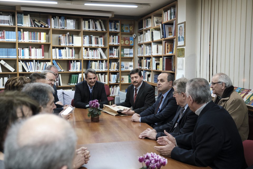 Ο πρόεδρος της ΝΔ δεσμεύτηκε να στείλει στη Λαογραφική Εταιρεία Γιαννιτσών «Φίλιππος» τη φωτογραφία του παππού του, που ήταν Μακεδονομάχος και βρίσκεται στο γραφείο του