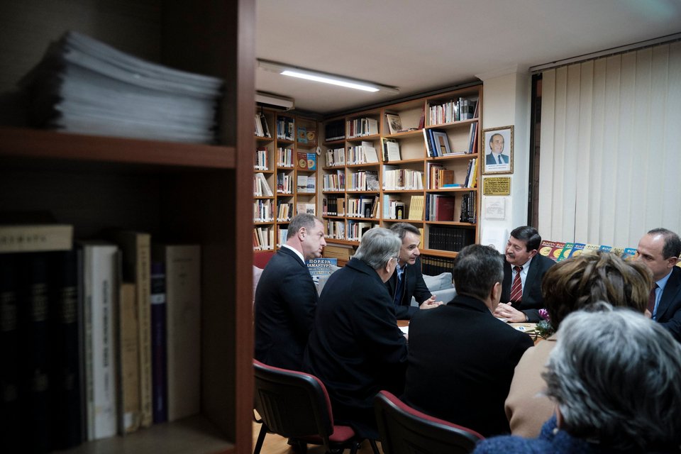 Στη Λαογραφική Εταιρεία Γιαννιτσών ο Μητσοτάκης -Τον ευχαρίστησαν για τη στάση της ΝΔ στο Μακεδονικό [εικόνες]  | iefimerida.gr 3