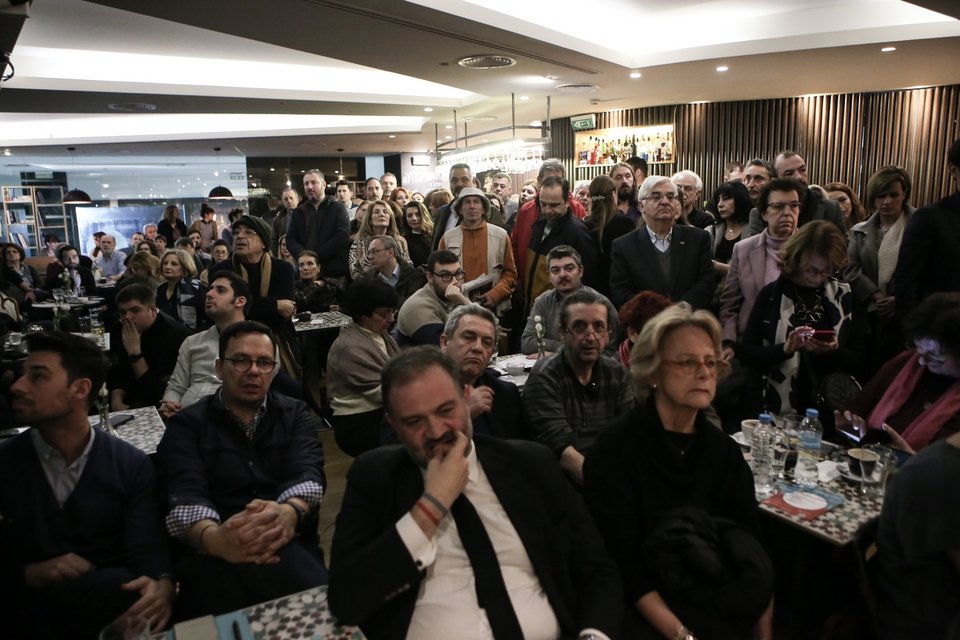 Πλήθος κόσμου στο cafe του Ιανού, για το debate των 4 υποψηφίων δμηάρχων -Φωτογραφία: George Vitsaras / SOOC