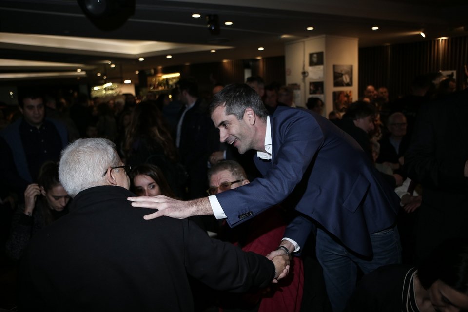 Ο Κώστας Μπακογιάννης χαιρετά θερμά τον Νίκο Σοφιανός - Φωτογραφία: George Vitsaras / SOOC