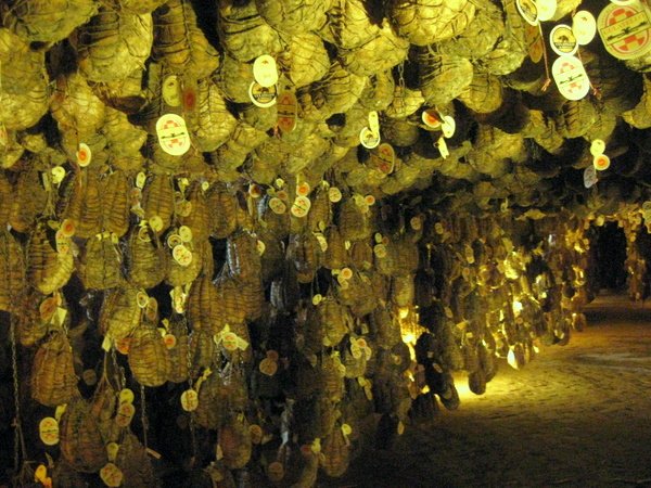 Σε αυτά τα κελάρια 700 ετών της Βόρειας Ιταλίας «ωριμάζει» η βασιλική οικογένεια των ευρωπαϊκών αλλαντικών και τυριών  [εικόνες+βίντεο] | iefimerida.gr 1