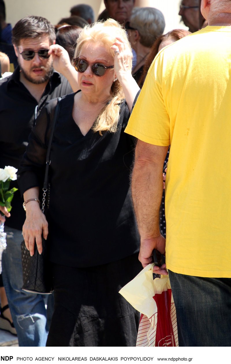 Ολη η ελληνική τηλεόραση και το θέατρο στο τελευταίο αντίο στην Τζέσυ Παπουτσή [εικόνες] | iefimerida.gr 13