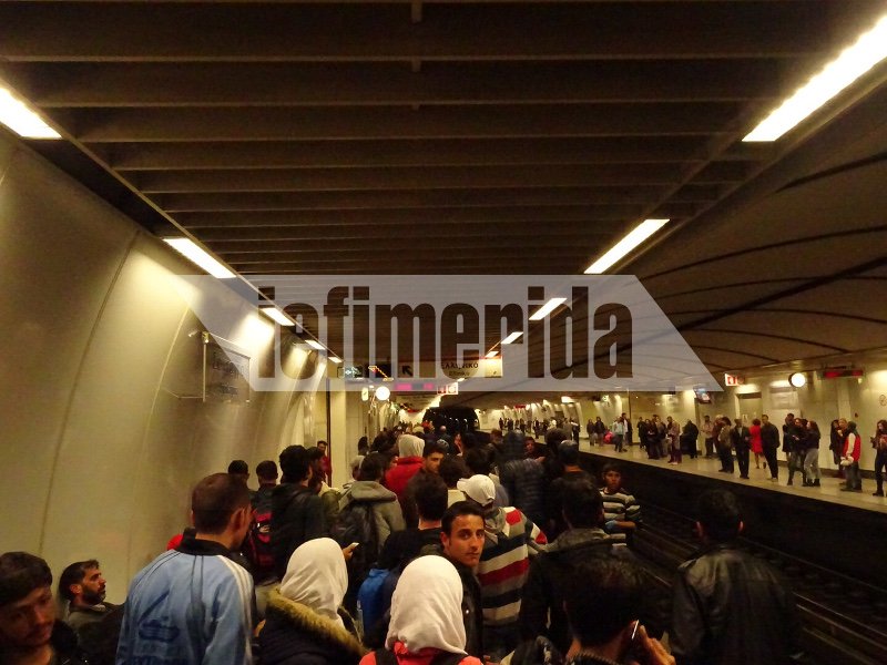 Πρόσφυγες πήγαν να κατασκηνώσουν έξω από τη Βουλή -Τους έδιωξαν τα ΜΑΤ [εικόνες & βίντεο] | iefimerida.gr 8