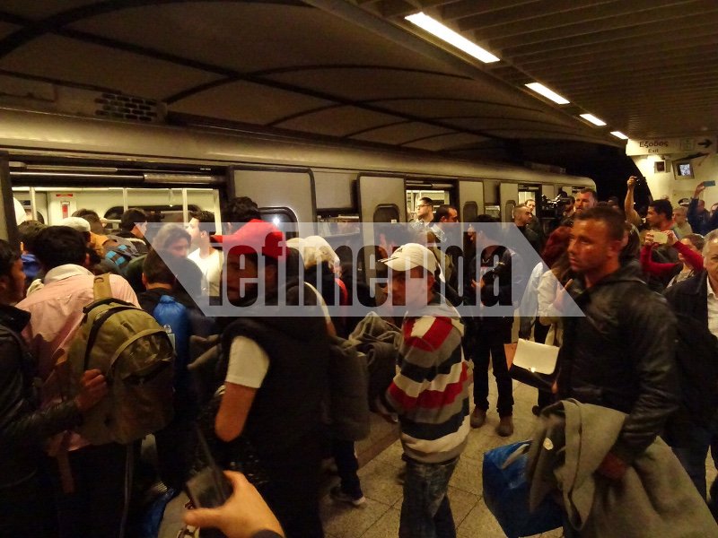 Πρόσφυγες πήγαν να κατασκηνώσουν έξω από τη Βουλή -Τους έδιωξαν τα ΜΑΤ [εικόνες & βίντεο] | iefimerida.gr 7