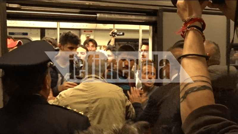 Πρόσφυγες πήγαν να κατασκηνώσουν έξω από τη Βουλή -Τους έδιωξαν τα ΜΑΤ [εικόνες & βίντεο] | iefimerida.gr 6