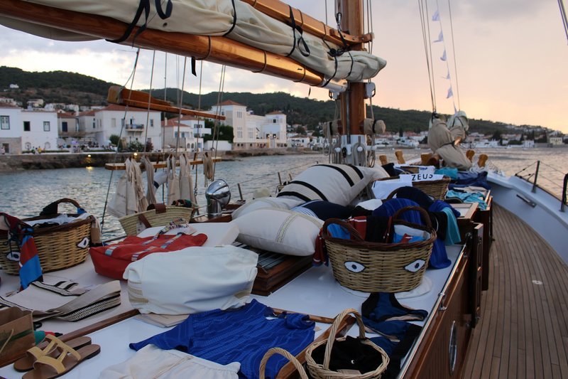 Ενα καΐκι μετατράπηκε σε... μπουτίκ του ΖΕUS+DIONE [εικόνες] | iefimerida.gr 0