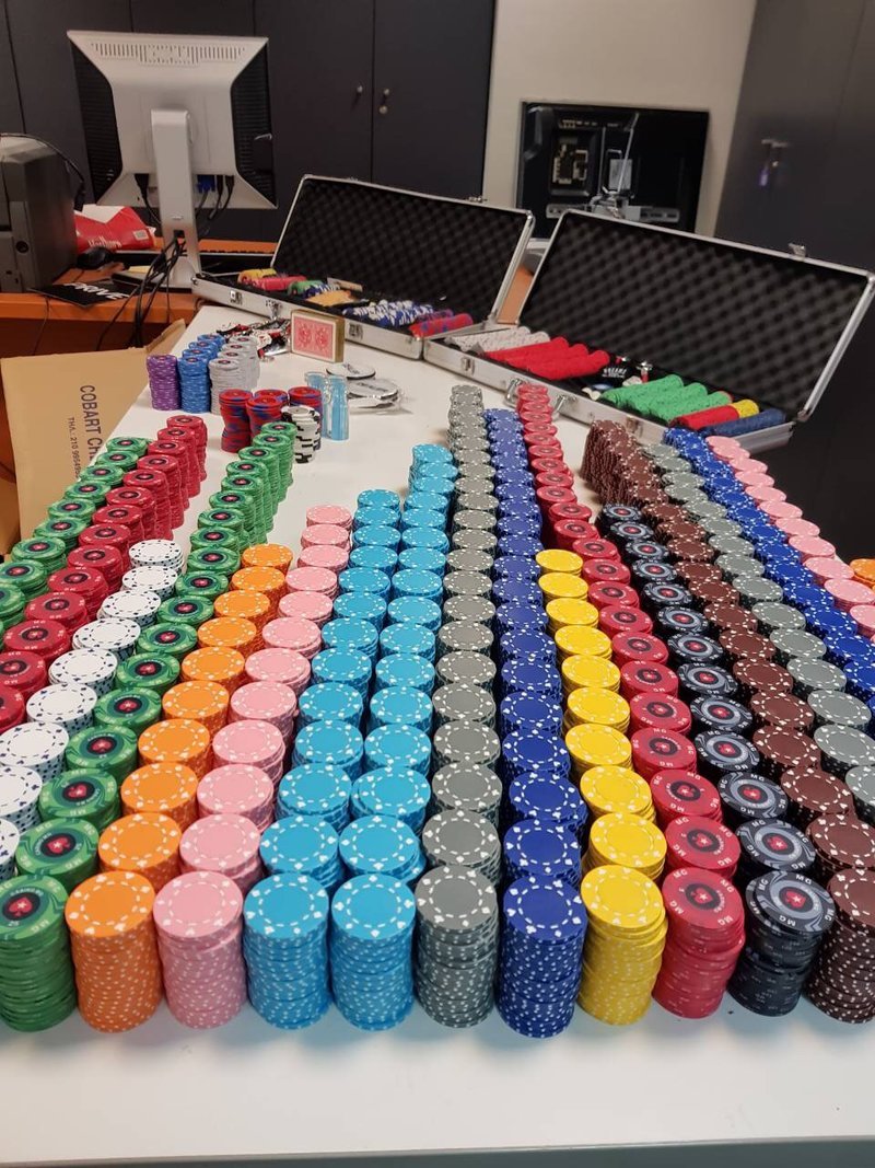 «Λαβράκι» ΣΔΟΕ σε παράνομο καζίνο - Κατάσχεσαν από μάρκες μέχρι όπλο [εικόνες] | iefimerida.gr 1