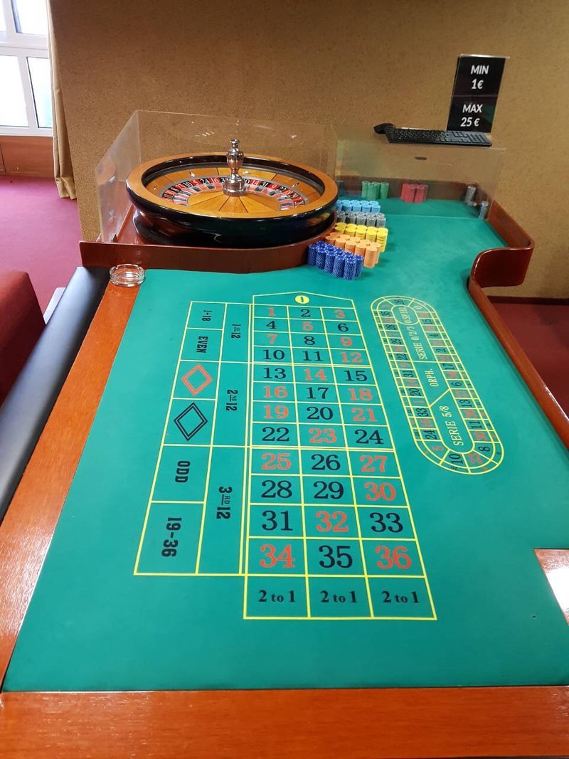 «Λαβράκι» ΣΔΟΕ σε παράνομο καζίνο - Κατάσχεσαν από μάρκες μέχρι όπλο [εικόνες] | iefimerida.gr 0