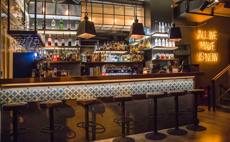 Η διακόσμηση του cafe παραπέμπει σε industrial με έντονο το στοιχείο του ξύλου