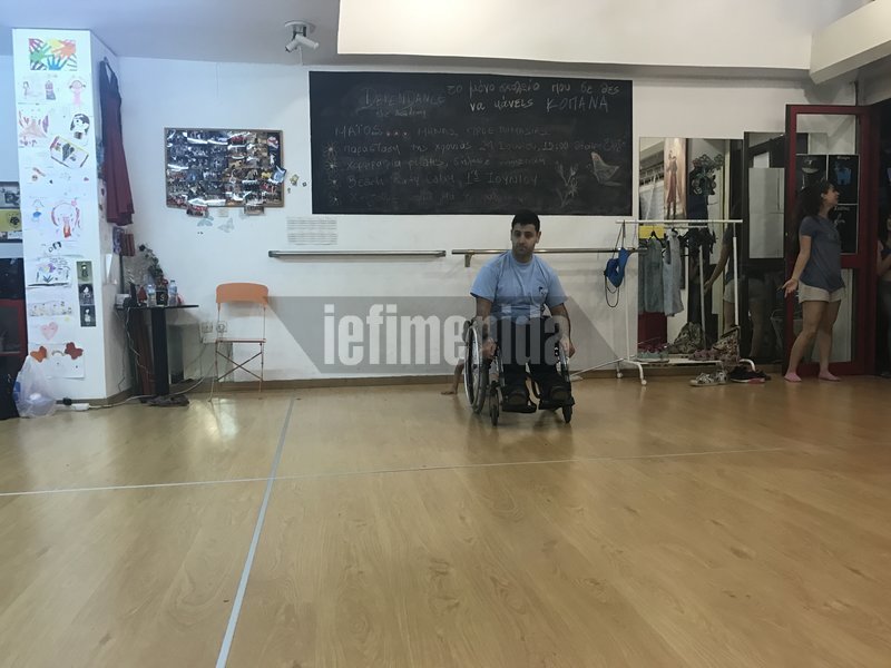 Ο παραολυμπιονίκης που μαθαίνει χορό και διδάσκει τα παιδιά να σέβονται τη διαφορετικότητα [εικόνες & βίντεο] | iefimerida.gr 0