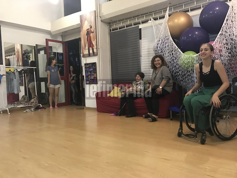 Ο παραολυμπιονίκης που μαθαίνει χορό και διδάσκει τα παιδιά να σέβονται τη διαφορετικότητα [εικόνες & βίντεο] | iefimerida.gr 4