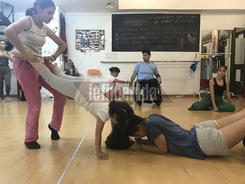 Ο παραολυμπιονίκης που μαθαίνει χορό και διδάσκει τα παιδιά να σέβονται τη διαφορετικότητα [εικόνες & βίντεο] | iefimerida.gr 2