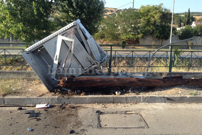 Τροχαίο ατύχημα στη Λαμία -Από θαύμα σώθηκε 53χρονη γυναίκα [εικόνες] | iefimerida.gr 2