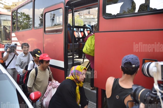 Εγκαταστάθηκαν στον Ελαιώνα οι μετανάστες από το πεδίο του Αρεως [εικόνες] | iefimerida.gr 1