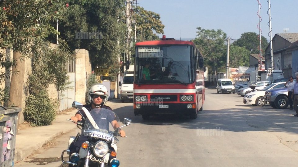 Εγκαταστάθηκαν στον Ελαιώνα οι μετανάστες από το πεδίο του Αρεως [εικόνες] | iefimerida.gr 0