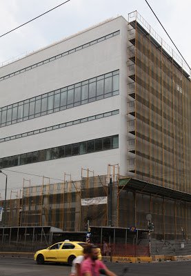 Όλη η Αθήνα κοιτάζει ξαφνιασμένη: Εφυγαν τα πανιά, αποκαλύφθηκε επιτέλους η όψη του ΦΙΞ στη Συγγρού [εικόνες] | iefimerida.gr 1