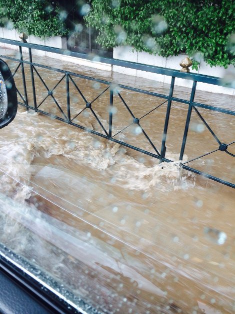 Λίμνη έγινε η Βασιλίσσης Σοφίας από την δυνατή νεροποντή της Τρίτης [εικόνες] | iefimerida.gr 1