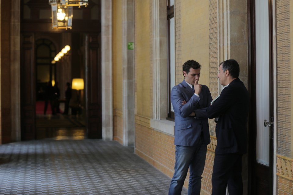 Το πηγαδάκι του Θεοδωράκη με τον γόη ηγέτη των Ciudadanos στη Βαρκελώνη [εικόνες] | iefimerida.gr 0