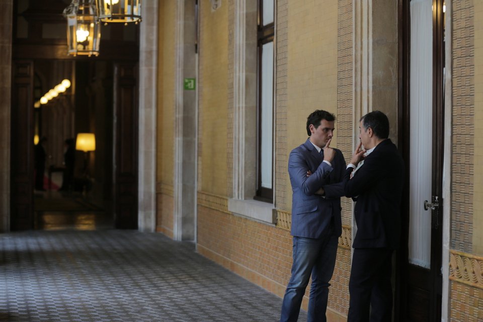 Το πηγαδάκι του Θεοδωράκη με τον γόη ηγέτη των Ciudadanos στη Βαρκελώνη [εικόνες] | iefimerida.gr 1