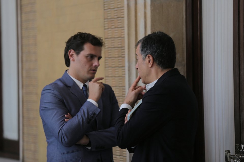 Το πηγαδάκι του Θεοδωράκη με τον γόη ηγέτη των Ciudadanos στη Βαρκελώνη [εικόνες] | iefimerida.gr 2