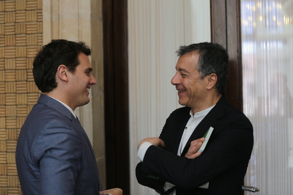 Το πηγαδάκι του Θεοδωράκη με τον γόη ηγέτη των Ciudadanos στη Βαρκελώνη [εικόνες] | iefimerida.gr 3