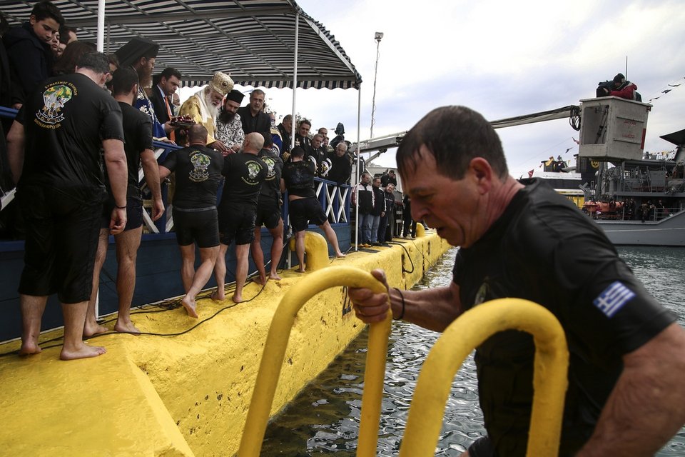 Με λαμπρότητα γιορτάστηκαν τα Φώτα στον Πειραιά [εικόνες]  | iefimerida.gr 2