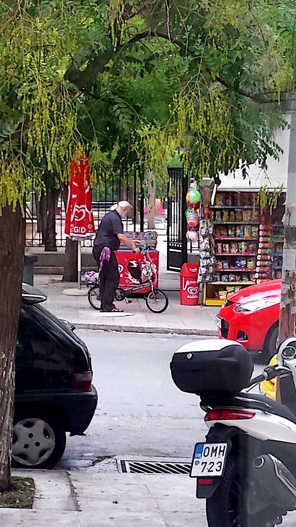 Ο Ερίκ Τουσέν από την Επιτροπή της Ζωής με σανδάλια, μοβ φουλάρι και... μίνι ποδήλατο [εικόνες] | iefimerida.gr 0