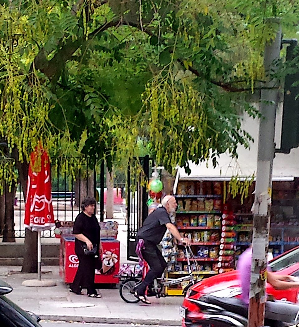 Ο Ερίκ Τουσέν από την Επιτροπή της Ζωής με σανδάλια, μοβ φουλάρι και... μίνι ποδήλατο [εικόνες] | iefimerida.gr 1