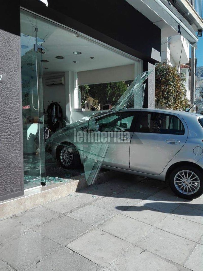 Απίστευτο: Αυτοκίνητο... μπούκαρε μέσα σε κουρείο στην Ηλιούπολη και τα έσπασε όλα [εικόνα] | iefimerida.gr 0