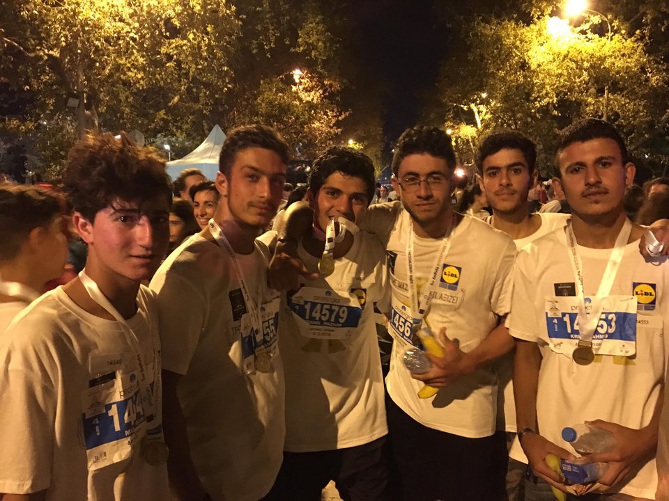 Πρόσφυγες έτρεξαν στον διεθνή ημιμαραθώνιο της Θεσσαλονίκης [εικόνες] | iefimerida.gr 1