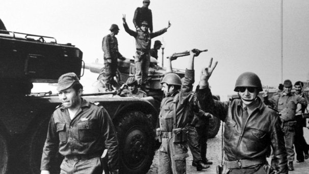 Η Επανάσταση των Γαρυφάλλων: Όταν τα λουλούδια και τα τραγούδια έριξαν την δικτατορία στην Πορτογαλία [εικόνες & βίντεο] | iefimerida.gr 0