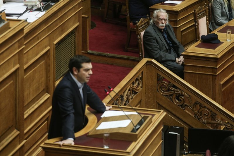 Η χειραψία του Τσίπρα με τον Μανώλη Γλέζο μετά από πάρα πολύ καιρό [εικόνες[ | iefimerida.gr 3