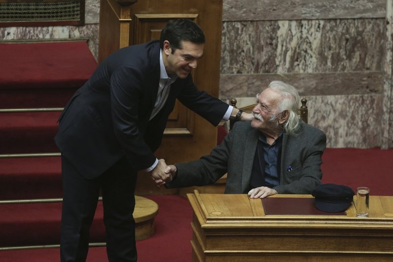 Η χειραψία του Τσίπρα με τον Μανώλη Γλέζο μετά από πάρα πολύ καιρό [εικόνες[ | iefimerida.gr 8