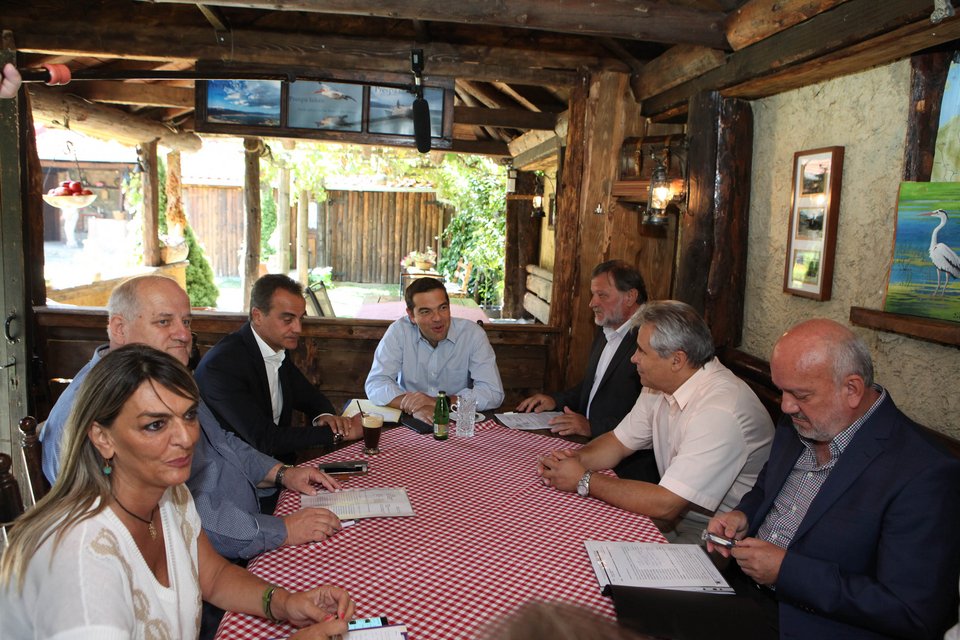 Για την βαρυχειμωνιά στην Φλώρινα συζήτησε ο Τσίπρας με φορείς τοπικής αυτοδιοίκησης στις Πρέσπες [εικόνες] | iefimerida.gr 1