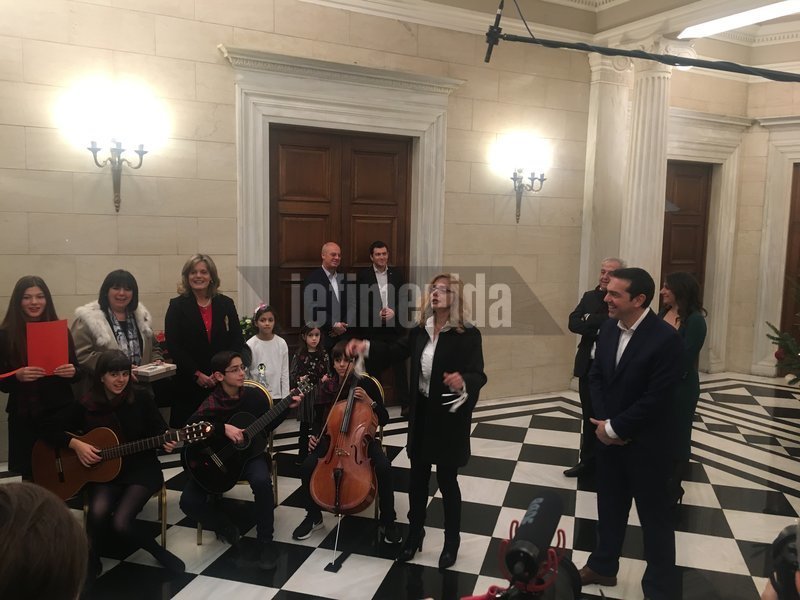 Ο Τσίπρας ανάμεσα σε μαθητές -Του έψαλαν τα κάλαντα στο Μαξίμου! [εικόνες] | iefimerida.gr 0