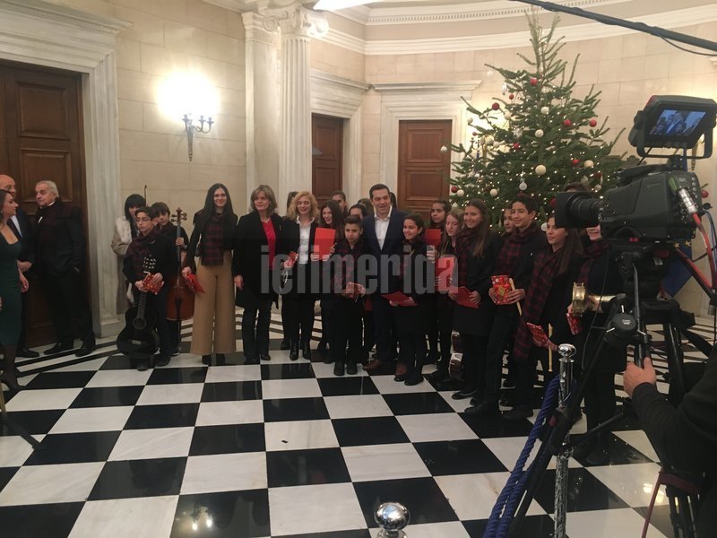 Ο Τσίπρας ανάμεσα σε μαθητές -Του έψαλαν τα κάλαντα στο Μαξίμου! [εικόνες] | iefimerida.gr 1