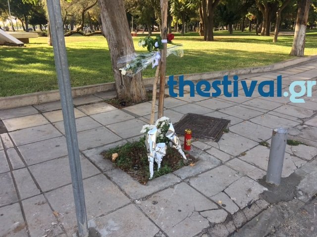 Θεσσαλονίκη: Φίλοι, συγγενείς και περαστικοί άφησαν λουλούδια στο σημείο του πολύνεκρου τροχαίου [εικόνες] | iefimerida.gr 1