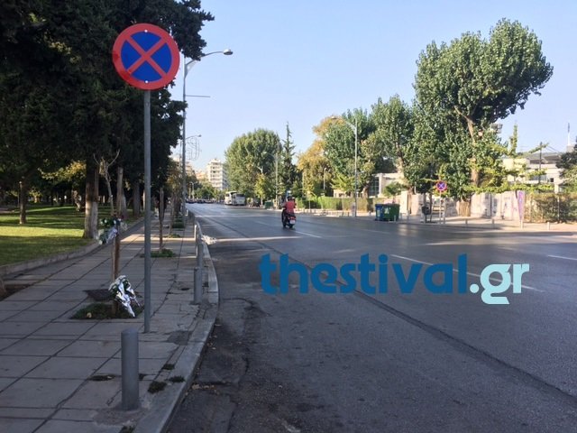 Θεσσαλονίκη: Φίλοι, συγγενείς και περαστικοί άφησαν λουλούδια στο σημείο του πολύνεκρου τροχαίου [εικόνες] | iefimerida.gr 0