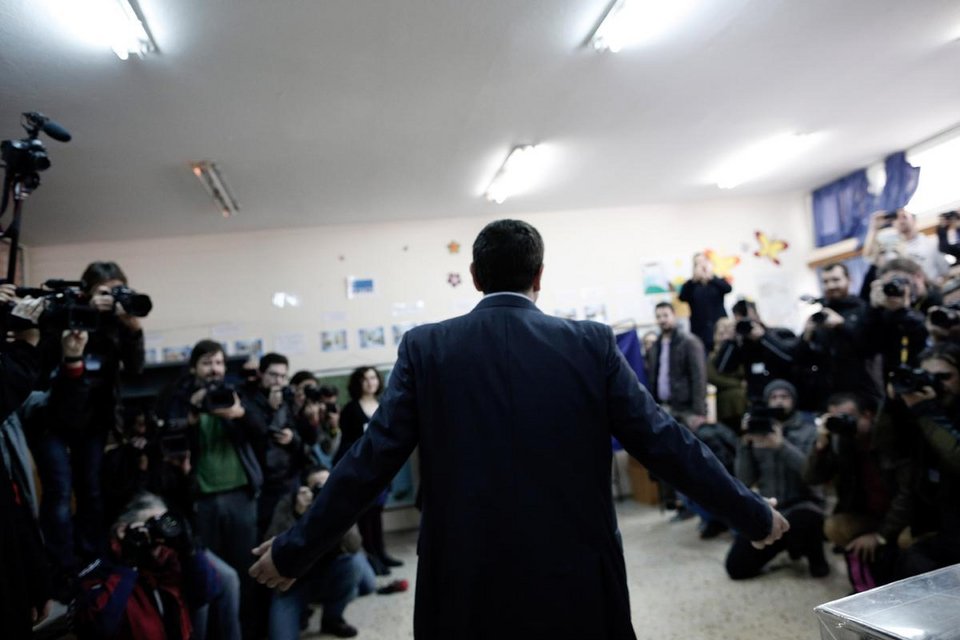 Το σκαμπό, η σύζυγος, το κόκκινο παντελόνι, το χαμένο στυλό: Τα αξιοπερίεργα των πολιτικών αρχηγών [εικόνες] | iefimerida.gr 0