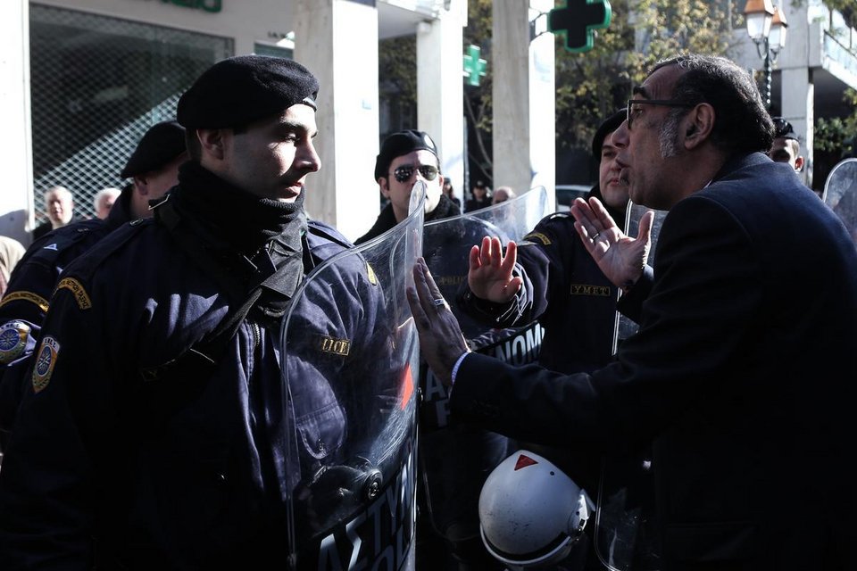 Επίσκεψη Σαμαρά στην έκθεση της ΕΣΗΕΑ: Χωρίς δηλώσεις αλλά με διαμαρτυρίες [εικόνες] | iefimerida.gr 3