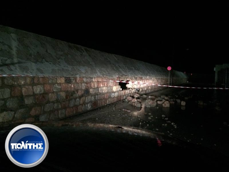 Κατέρρευσε τμήμα του λιμενοβραχίονα στη Χίο λόγω της κακοκαιρίας [εικόνες] | iefimerida.gr 0