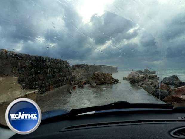 Κατέρρευσε τμήμα του λιμενοβραχίονα στη Χίο λόγω της κακοκαιρίας [εικόνες] | iefimerida.gr 1