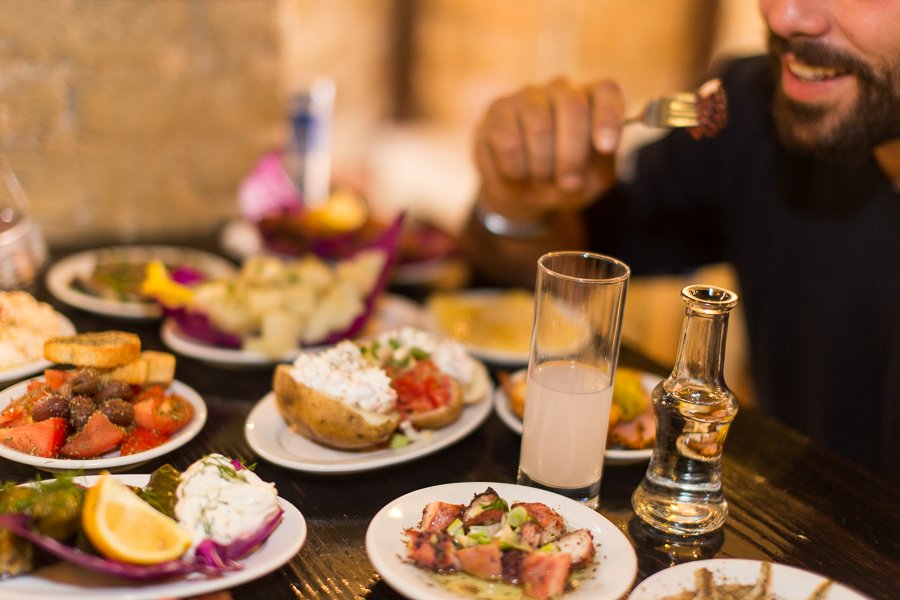 Χρησιμοπωλείον: Μεζέδες και ουζάκια – Εκεί που τα κέρματα έχουν αξία [εικόνες]    | iefimerida.gr 4