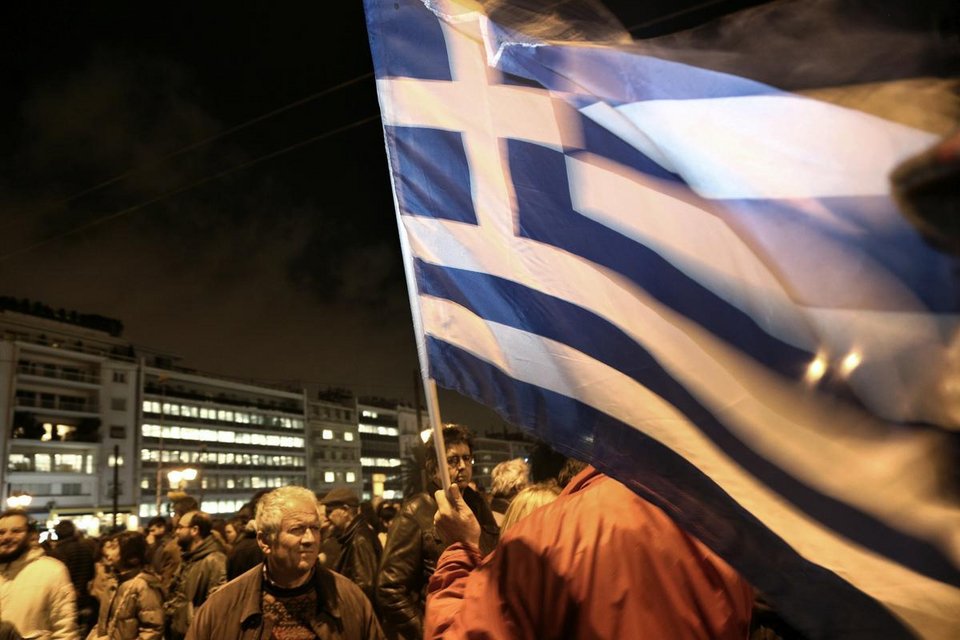 Ποιον βλέπει η Μέρκελ και σπάει σαν κλαράκι; Σύνθημα-έκπληξη στο Σύνταγμα [βίντεο] | iefimerida.gr 1