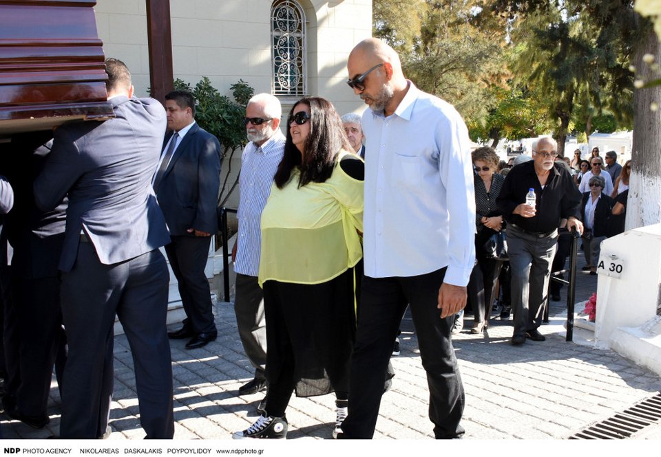 Το τελευταίο αντίο στη Βέτα Μπετίνη -Κατέρρευσε η κόρη της  [εικόνες]  | iefimerida.gr 5