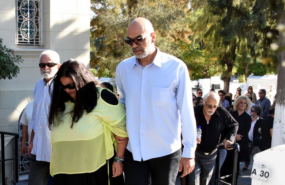 Το τελευταίο αντίο στη Βέτα Μπετίνη -Κατέρρευσε η κόρη της  [εικόνες]  | iefimerida.gr 0