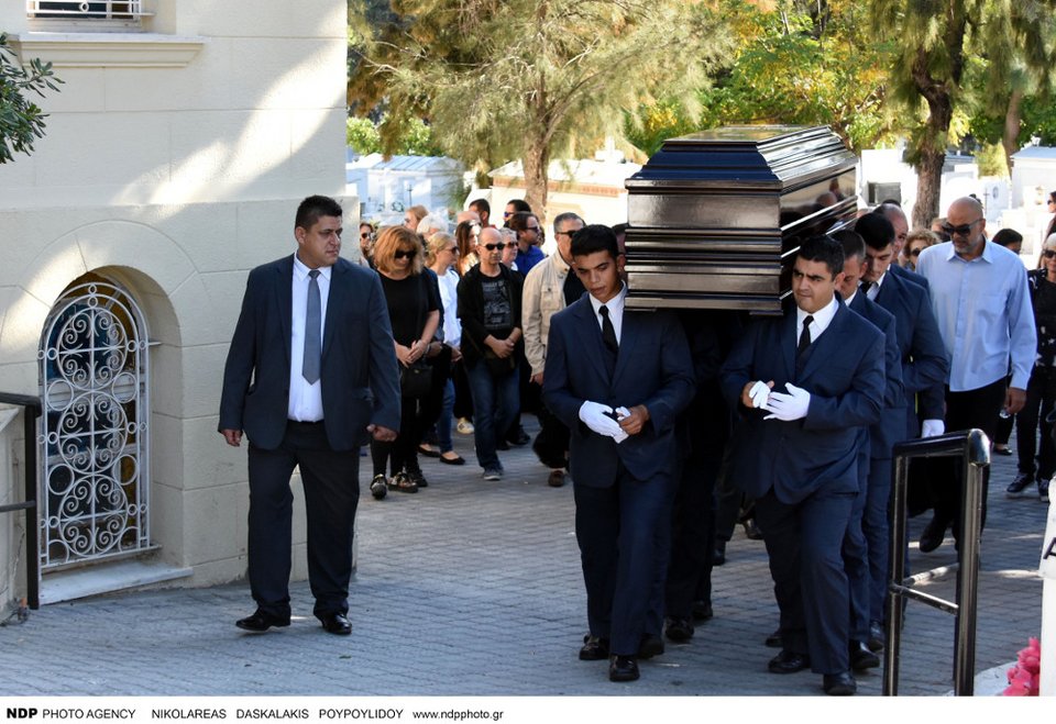 Το τελευταίο αντίο στη Βέτα Μπετίνη -Κατέρρευσε η κόρη της  [εικόνες]  | iefimerida.gr 1