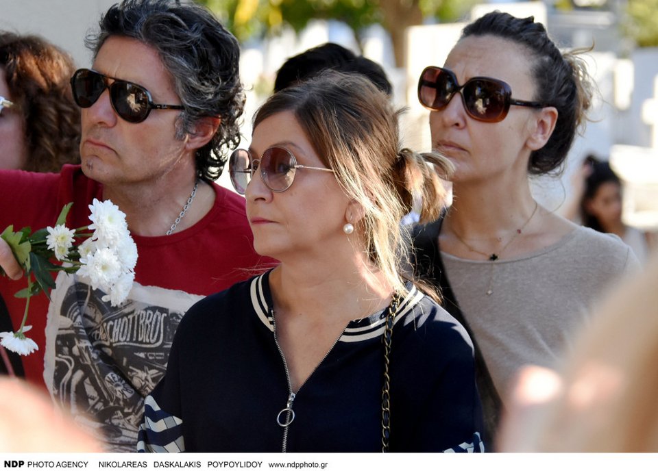 Το τελευταίο αντίο στη Βέτα Μπετίνη -Κατέρρευσε η κόρη της  [εικόνες]  | iefimerida.gr 2