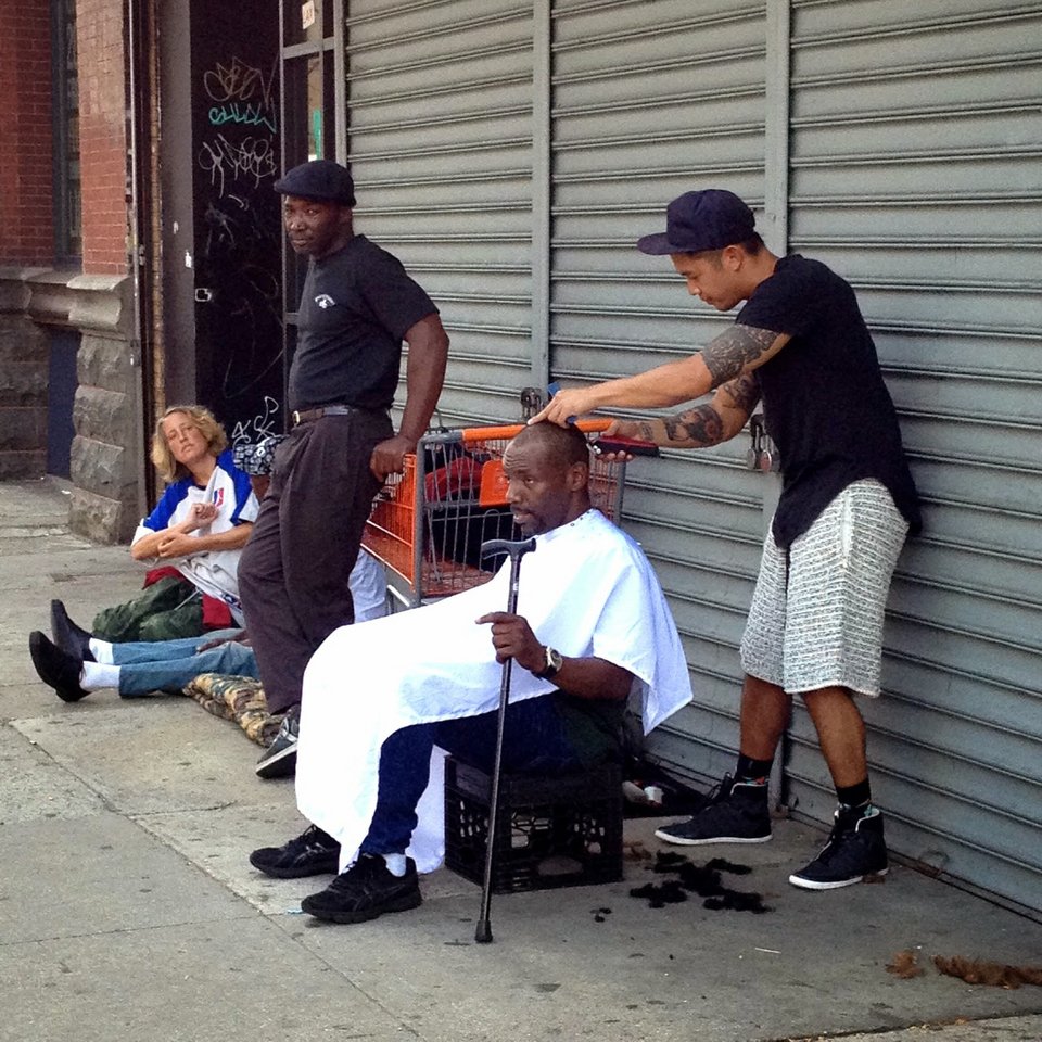 Ο κομμωτής των αστέγων - Αφιερώνει τις Κυριακές του σε όσους έχουν ανάγκη [εικόνες] | iefimerida.gr 6